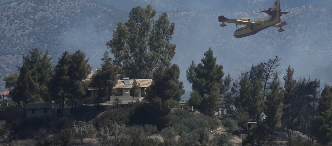 Μεγάλη φωτιά στα Μέθανα: Κάηκε σπίτι - Δόθηκε εντολή εκκένωσης οικισμού (upd)